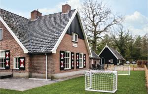 a house with a soccer goal in front of it at Weidemanssheide in Ommen