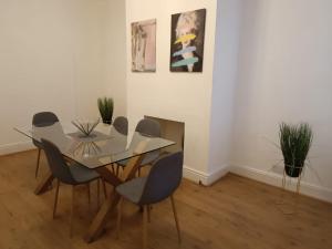 Posezení v ubytování 8 bed house 2 miles (7 Mins) from Newcastle centre + 27 fotografií