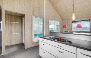 kuchnia z białymi szafkami i różowymi lampami w obiekcie Gorgeous Home In Idestrup With Kitchen w mieście Bøtø By +23 zdjęcia