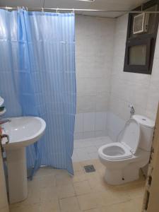 un bagno con un water e un lavandino di Yasliving EXTN a Abu Dhabi