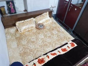 PrayagrajSarkar Homestay的睡在床上的泰迪熊