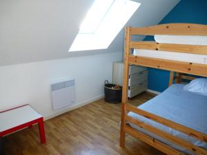 サルゾーにあるMaison Sarzeau-St Jacques - 100 m de la merのベッドルーム(二段ベッド1組、天窓付) +10枚の写真