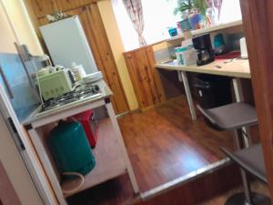 Il comprend une petite cuisine équipée d'une cuisinière et d'un comptoir. dans l'établissement Chez Françoise, à Cilaos