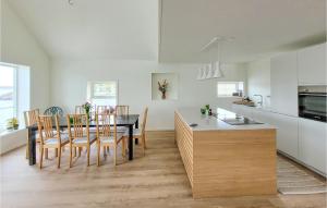 Η κουζίνα ή μικρή κουζίνα στο 3 Bedroom Lovely Home In Stolmen +10 φωτογραφίες