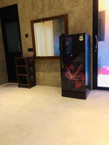 einen Kühlschrank mit einem Bild einer Blume darauf in der Unterkunft Midigama Home Stay Villa Apartment in Weligama