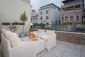 A seating area at La Vida Old City Hotel