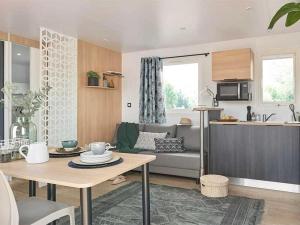 Kuchyň nebo kuchyňský kout v ubytování Camping 3 étoiles - Parc aquatique - eecehf