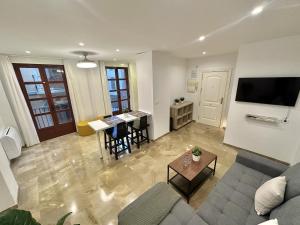 a living room with a couch and a table at Colcha Suites in Granada