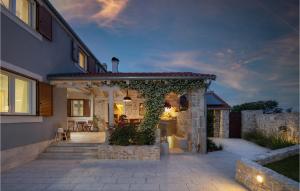 Το κτήριο όπου στεγάζεται  η παραθεριστική κατοικία