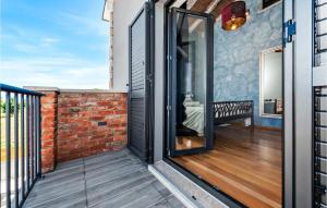 een balkon met zwarte deuren en een bakstenen muur bij Villa Baraka in Rovinj