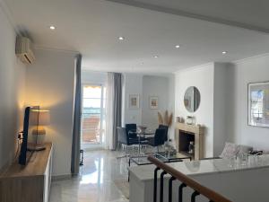 TV a/nebo společenská místnost v ubytování Walking distance to Puerto Banus sea view Apartment