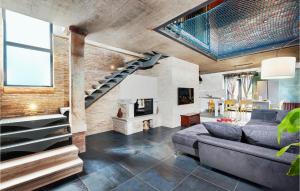 een woonkamer met een bank en een open haard bij Villa Baraka in Rovinj