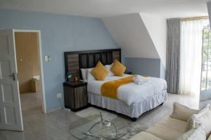 Rehoboth Ezulwini Suites客房内的一张或多张床位