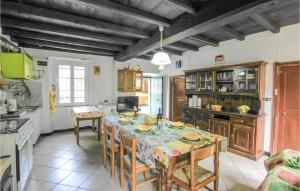 una cucina con tavolo e sedie in una stanza di Amazing Apartment In Codivara With Wifi a Maissana