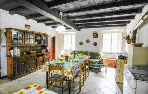 Cucina o angolo cottura di Amazing Apartment In Codivara With Wifi