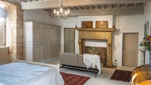 Postel nebo postele na pokoji v ubytování Chateau de Balsac