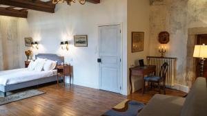 Postel nebo postele na pokoji v ubytování Chateau de Balsac
