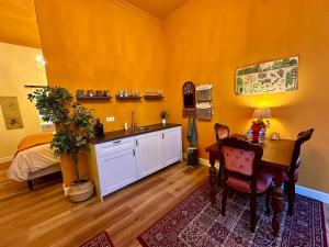 a kitchen with a sink and a table in a room at B&B Schipperspad in Tolkamer