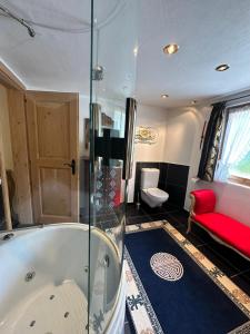 Koupelna v ubytování Enchanting 4BR Chalet Nestled in the Heart of a Pristine Apine Landscape