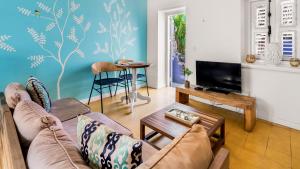 ウィレムスタッドにあるPietermaai Boutique Hotelのソファとテレビのあるリビングルーム