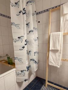 Koupelna v ubytování NEW renovated 2BR City Apartment