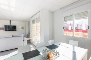 ムルシアにあるApartamento Céntrico Salzilloの白いリビングルーム(テーブル、ソファ付)