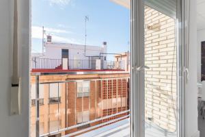 ムルシアにあるApartamento Céntrico Salzilloの建物が見える窓