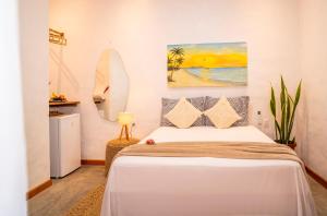 a bedroom with a bed and a painting on the wall at Suite Sol Preazen in Prea