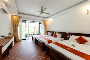 a bedroom with two beds and a window at SoonNoeng Resort in Koh Rong Sanloem