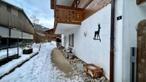 格施塔德Gstaad - Luxury Flat in Saanen的一座建筑,旁边是鹿的画