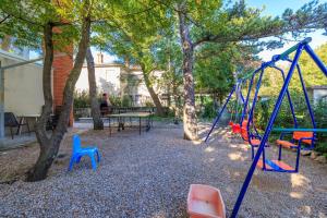 Ein Kinderspielbereich in der Unterkunft Apartments Pinty