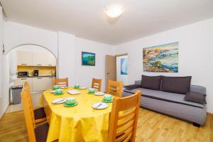 Ein Sitzbereich in der Unterkunft Apartments Pinty