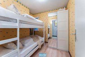 Ένα ή περισσότερα κρεβάτια σε δωμάτιο στο Noordzeecocoon - enjoy side sea view