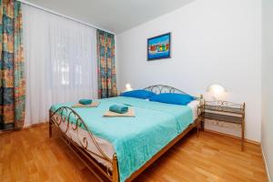 Ein Bett oder Betten in einem Zimmer der Unterkunft Apartments Pinty