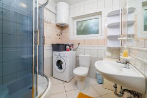 ein Badezimmer mit Toilette, Waschbecken und Waschmaschine in der Unterkunft Apartments Pinty in Jadranovo + 37 Fotos