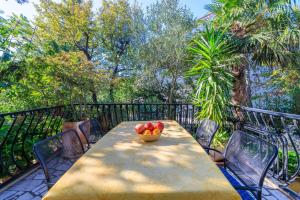 Ein Balkon oder eine Terrasse in der Unterkunft Apartments Pinty