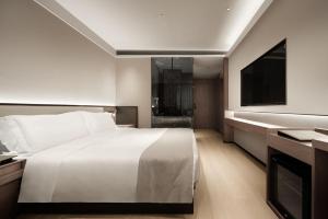 Postel nebo postele na pokoji v ubytování Walling Hotel - Chongqing hongyadong jialingjiang binjianglu