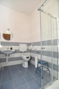 un bagno con un water e un lavandino di L'Agrifoglio Affittacamere a Gattinara Altre 25 foto