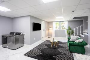ディケーターにあるCozy 2 Bedroom 15 mins from Dwntown ATLの緑のソファとテレビのあるリビングルーム