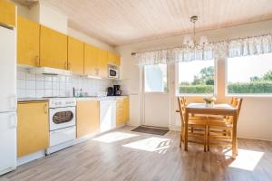 Kuchyň nebo kuchyňský kout v ubytování First Camp Björkäng-Varberg + 28 fotografií