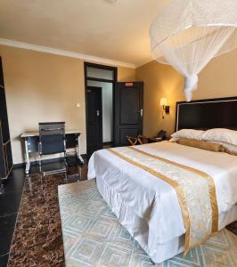 利隆圭Annavilla7 Lilongwe hotel的一间配有大床和桌子的酒店房间