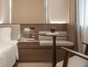 Postel nebo postele na pokoji v ubytování Walling Hotel - Chongqing hongyadong jialingjiang binjianglu