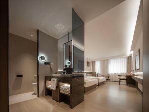 Postel nebo postele na pokoji v ubytování Walling Hotel - Chongqing hongyadong jialingjiang binjianglu