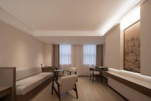 Postel nebo postele na pokoji v ubytování Walling Hotel - Chongqing hongyadong jialingjiang binjianglu