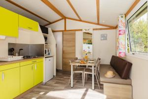 Kuchyň nebo kuchyňský kout v ubytování Camping Les Pommiers du Mont Saint Michel