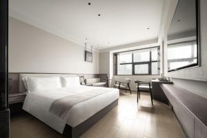 Postel nebo postele na pokoji v ubytování Walling Hotel - Chongqing hongyadong jialingjiang binjianglu