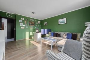 Χώρος καθιστικού στο Lively Green Apartment in Wrocław with Balcony and Desk by Noclegi Renters