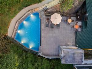Piscina di Hotel Travellers Nest Kandy o nelle vicinanze