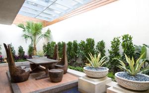 a patio with a table and potted plants at Yes Motel in Zhonghe