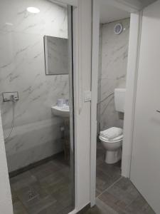 Ein Badezimmer in der Unterkunft Panda Rooms
